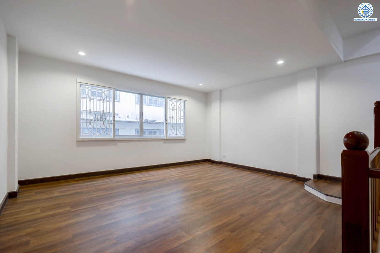 บ้านมือสองตกแต่งใหม่ ม.ไชน่าทาวน์ รามอินทรา เนื้อที่ 21 ตร.ว. ฟังก์ชัน 3 ห้องนอน 3 ห้องน้ำ จอดรถได้ 1 คัน สภาพแวดล้อมเยี่ยม เชื่อมต่อ ถ.ลาดปลาเค้า, ถ.เกษตร-นวมินทร์, ถ.รามอินทรา รถไฟฟ้าสายสีเขียว "สถานีเสนานิคม" และทางด่วน "ฉลองรัช"